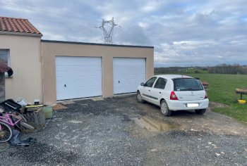 Garage double en béton enduit